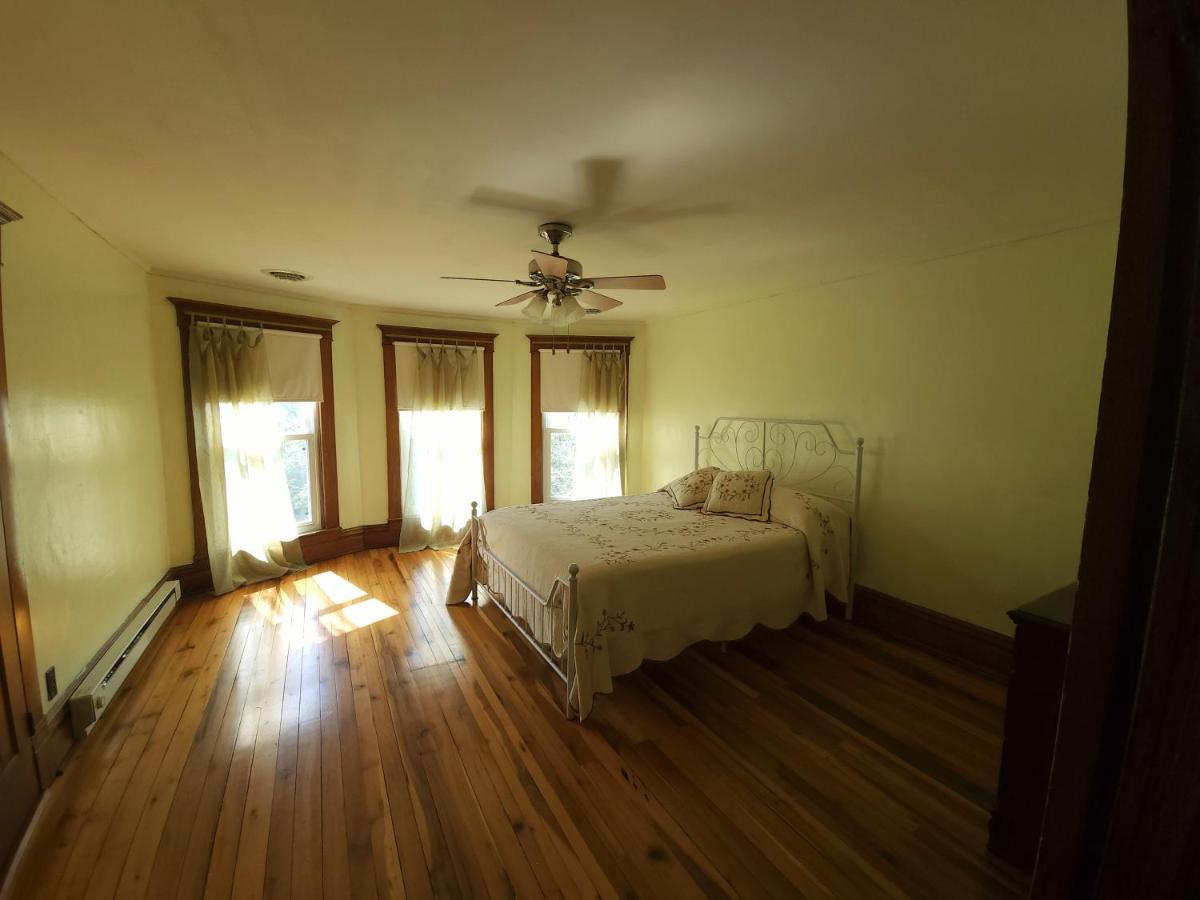 Basecampwv-Durbin. Spacious 4 Bedroom House W/Yard Room photo